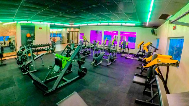 Sala de máquinas com iluminação em neon verde.